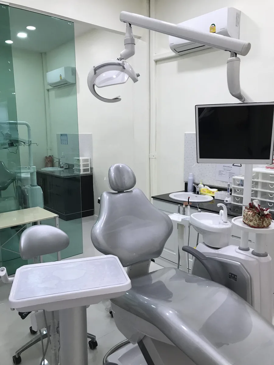 ห้องทำฟันภายในคลินิก ยูนิตทำฟันสีเทา โคมไฟและจอมอนิเตอร์ สะอาดทันสมัย คลินิกทันตกรรม AuraWhite บางพลี