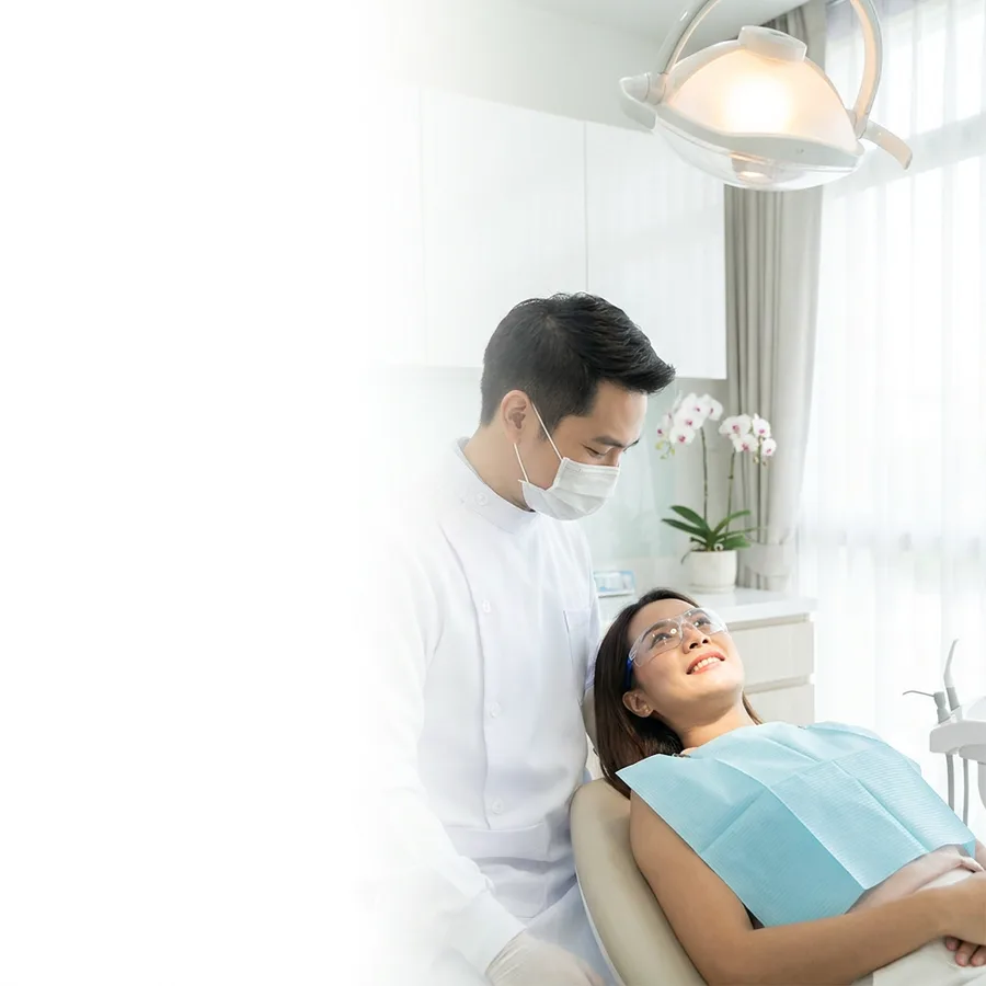 ทันตแพทย์ดูแลคนไข้ในห้องตรวจอย่างอบอุ่น คลินิกทันตกรรม AuraWhite