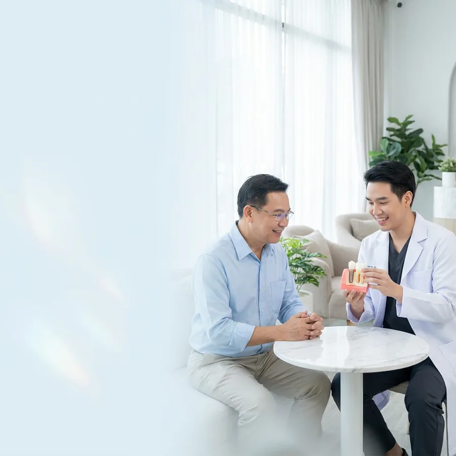 ทันตแพทย์แนะนำรากฟันเทียมด้วยโมเดลจริง คลินิกทันตกรรม AuraWhite